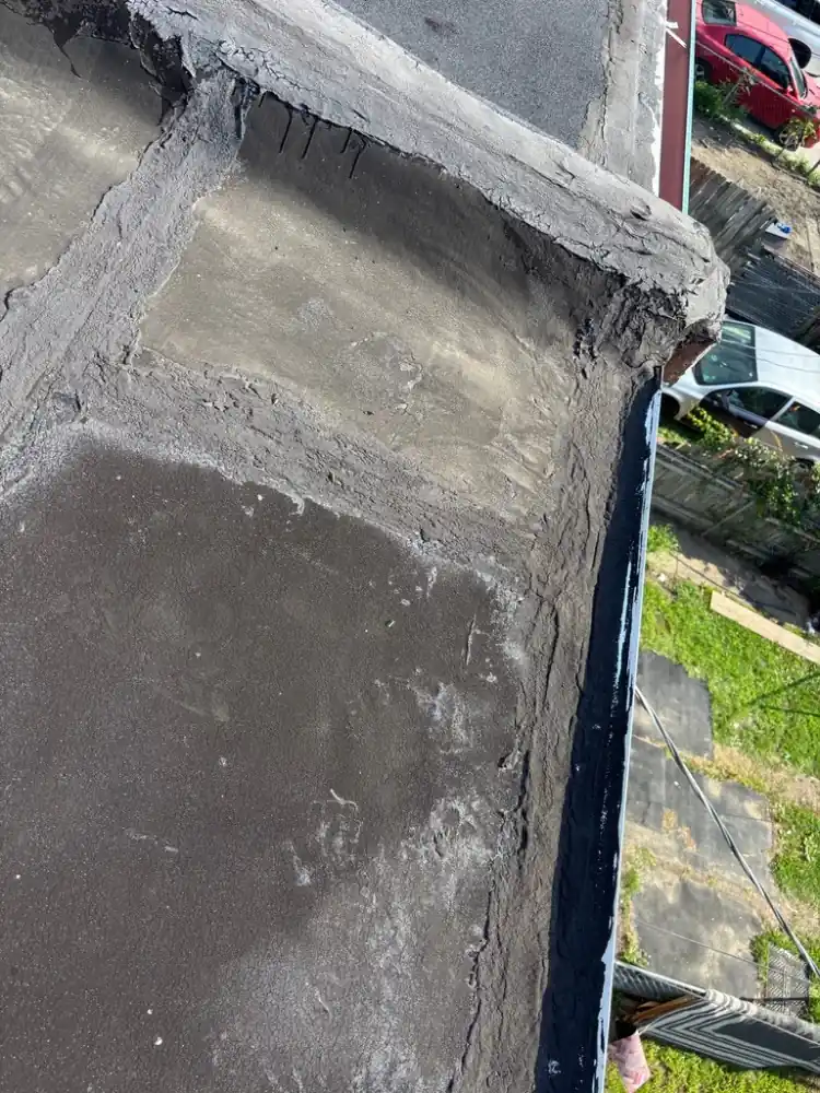 Roof perimeter and flat-roof surface